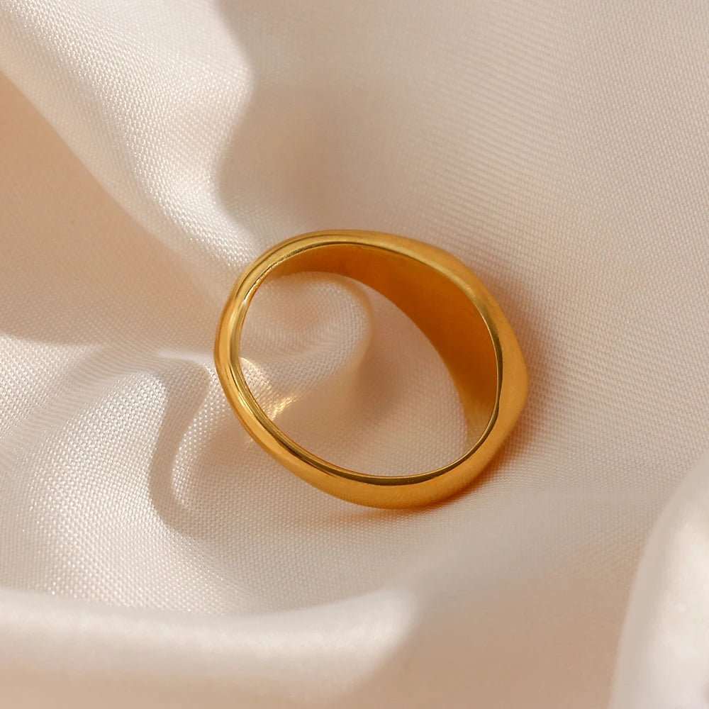 Anel Oval com Zircônia Banhado a Ouro