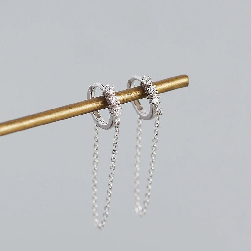 Brinco argola com corrente em prata 925 e zircônia