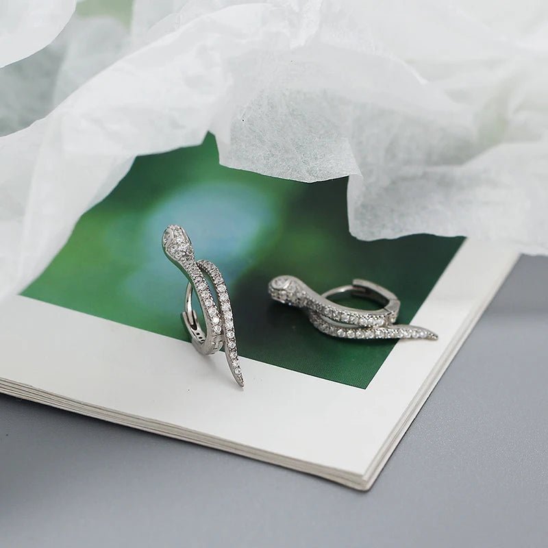 Brinco de argola cobra em prata 925 com zircônia