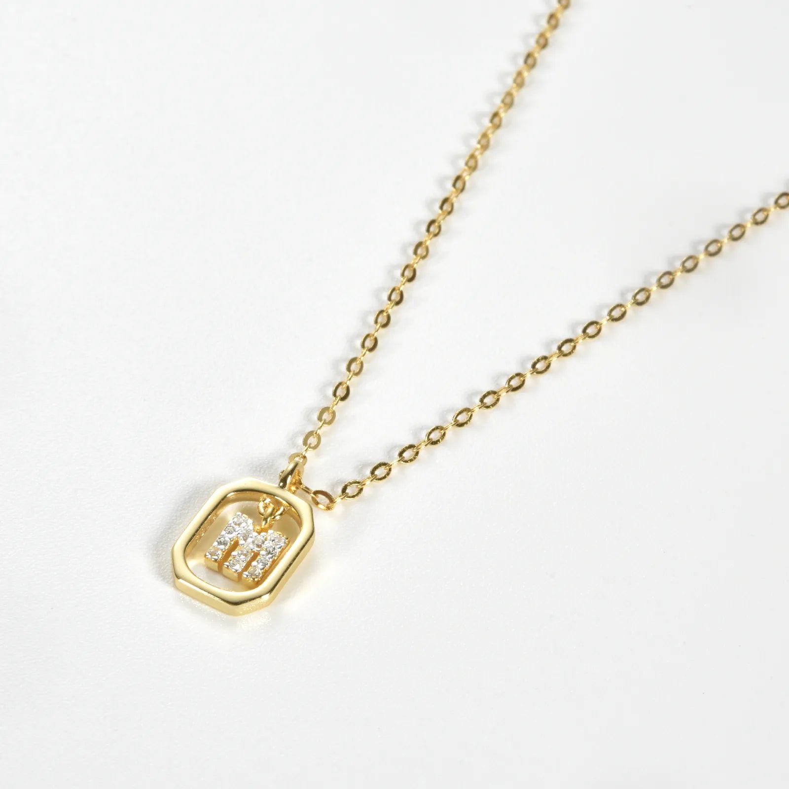 Colar em prata 925 folheado a ouro 18k com letra personalizada