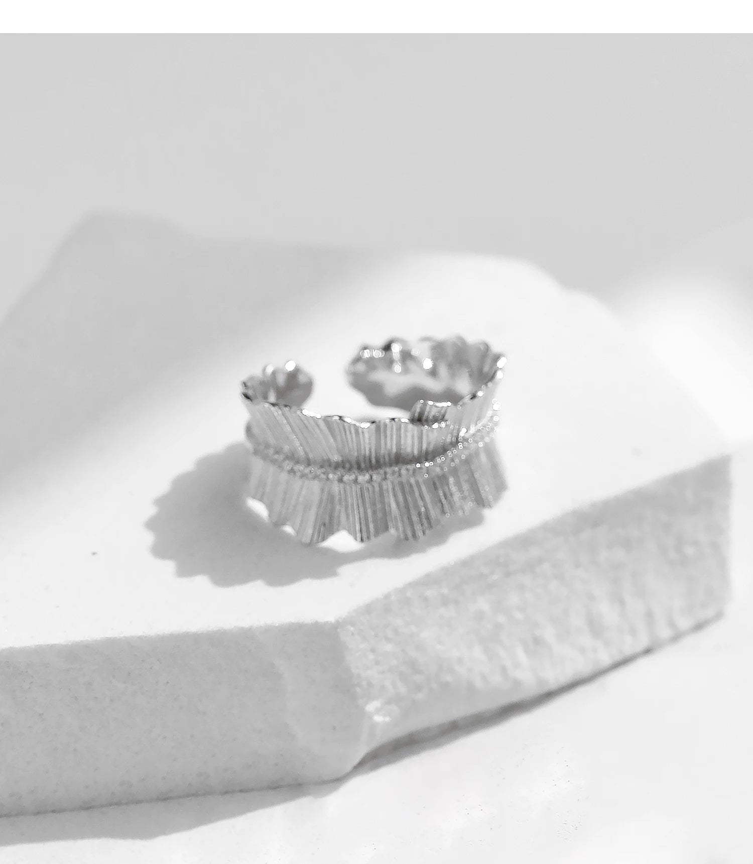 Anel Prata de Lei Irregular com Zircônia