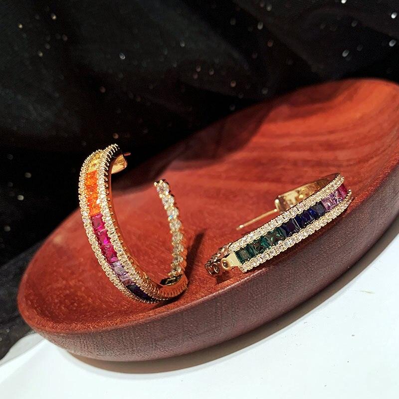 Brinco Cravejado em Zircônia  Multicor