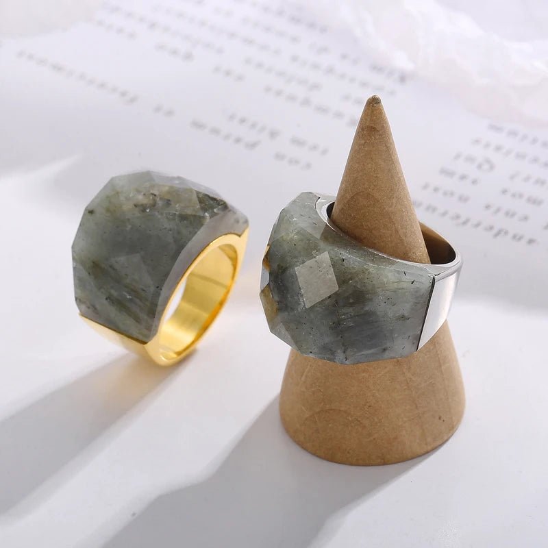 Anel Pedra Natural Grande Banhado em Ouro 18k
