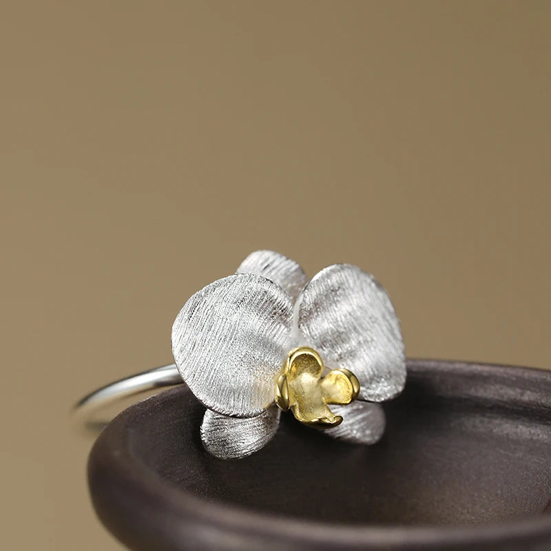 Brincos Flor em Prata 925 – Design Minimalista e Delicado