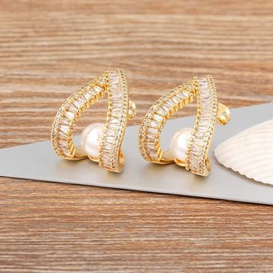 Brincos Geométricos Irregulares com Zircônia Folheados a Ouro 18k