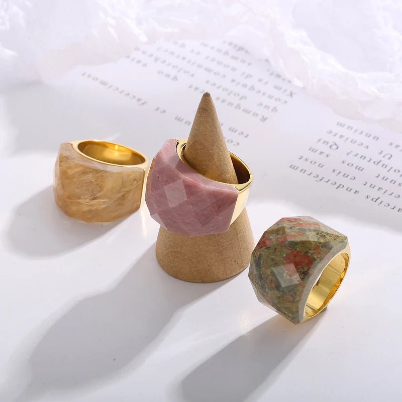 Anel Pedra Natural Grande Banhado em Ouro 18k