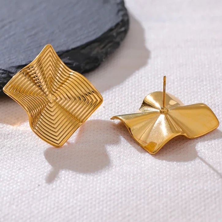 Brinco amassado dourado