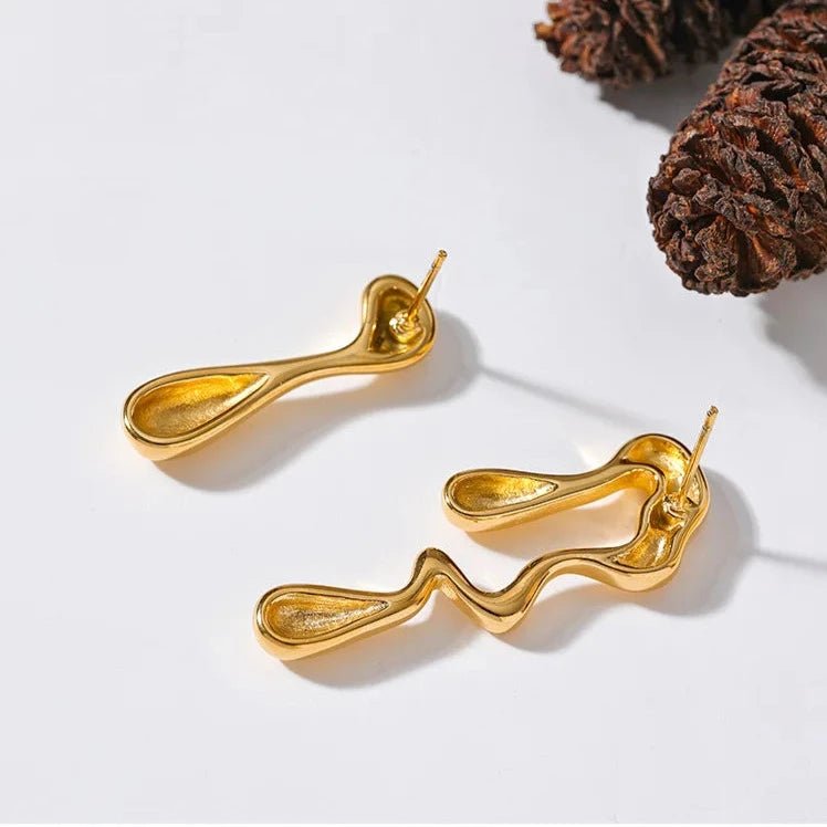 Brinco Assimétrico Organico em Ouro