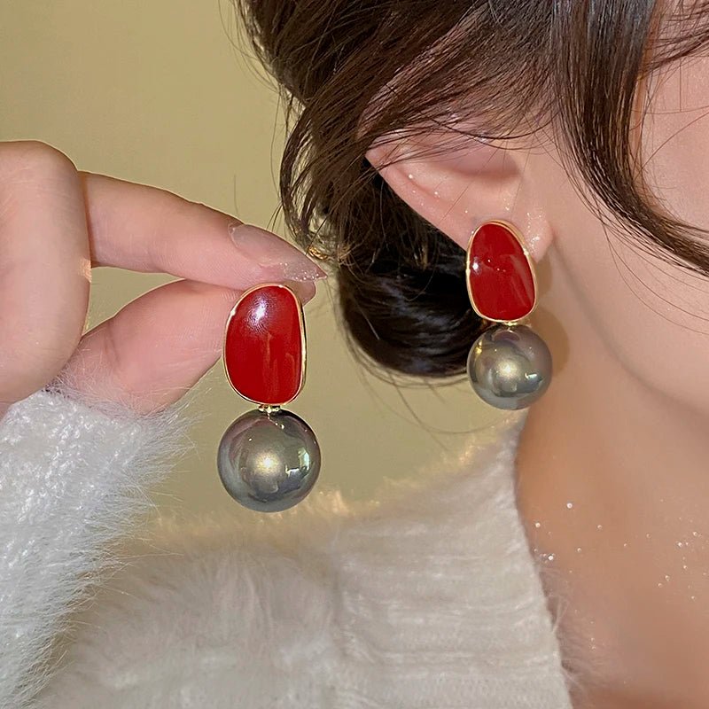 Brinco Dourado Com Vermelho