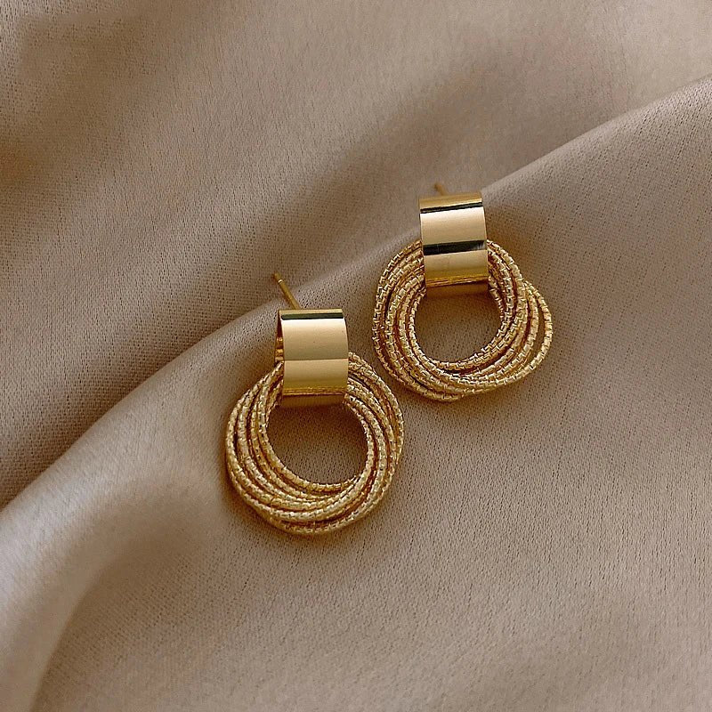 Brinco Retrô Metálico Folheado a Ouro 18k