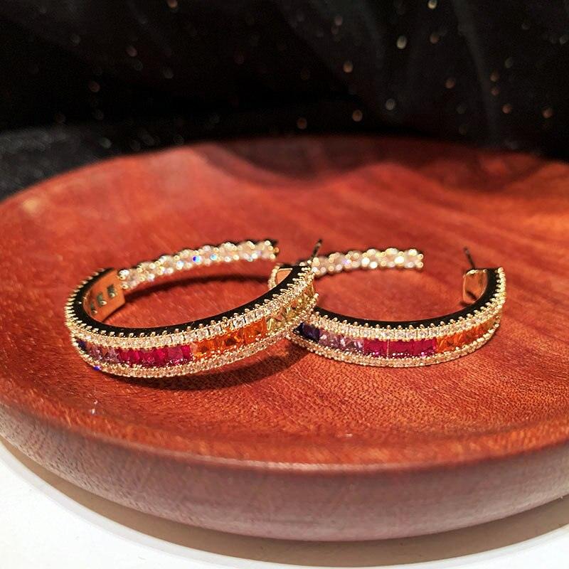 Brinco Cravejado em Zircônia Multicor