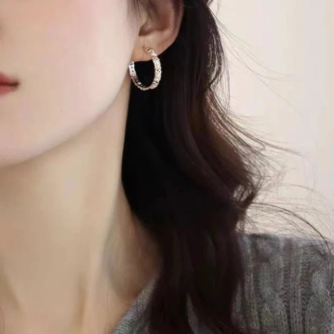 brinco argola cravejada em zircônia