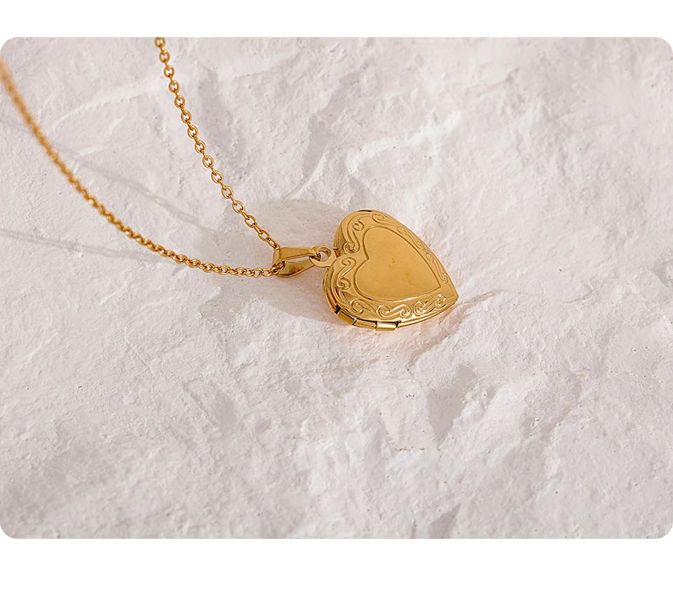 Colar Relicário Coração com Banho de Ouro