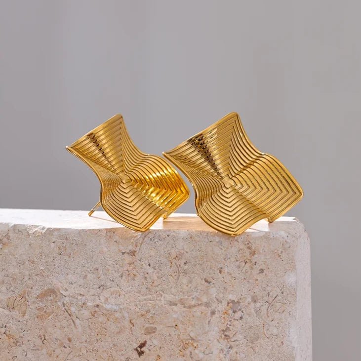 Brinco amassado dourado
