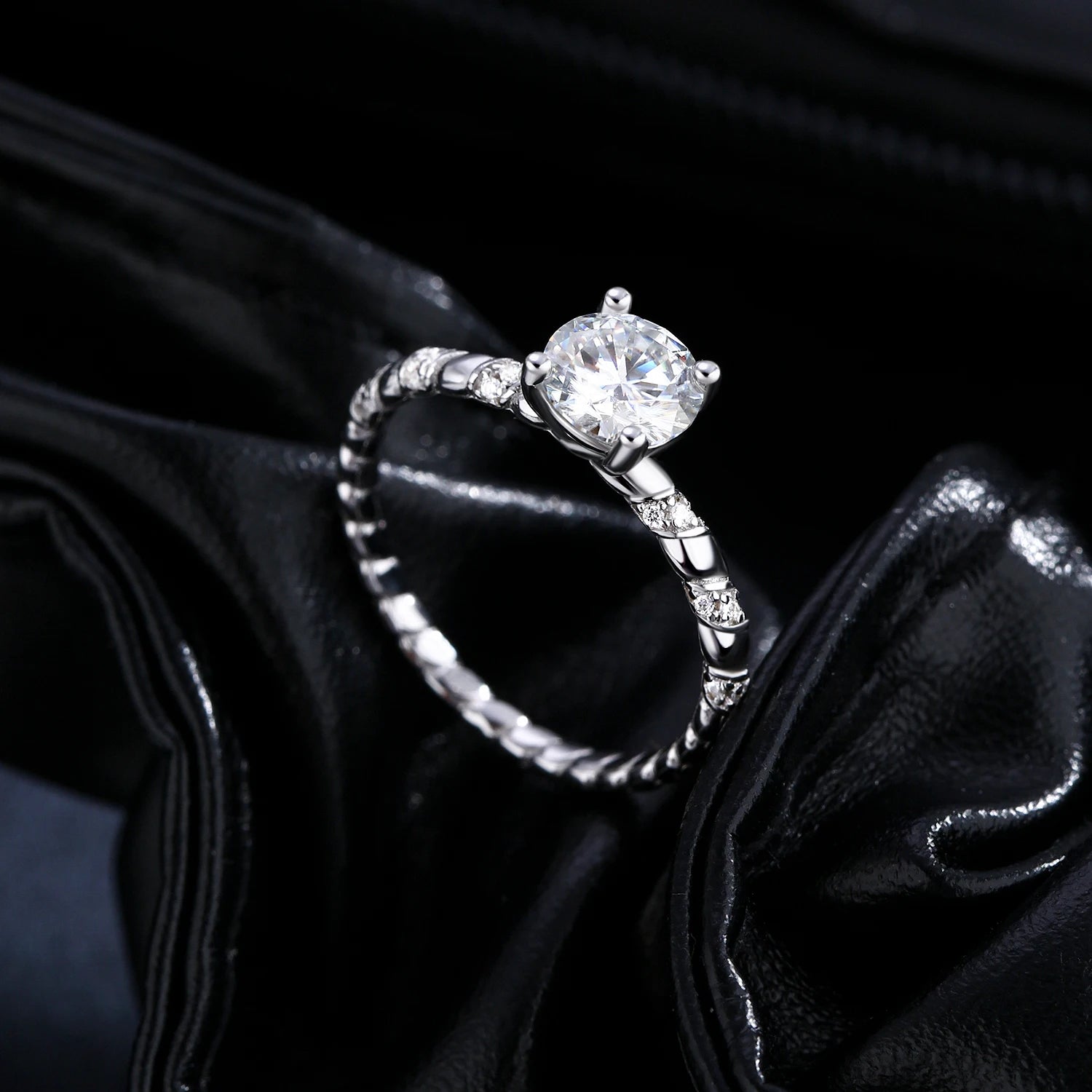 Anel Torcido em Prata 925 com Moissanita Brilhante