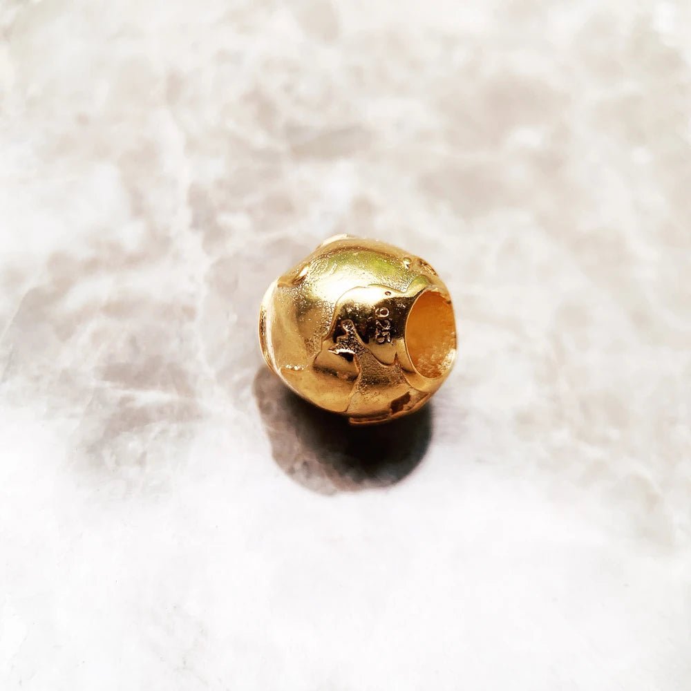 Berloque Globo Dourado em Prata 925