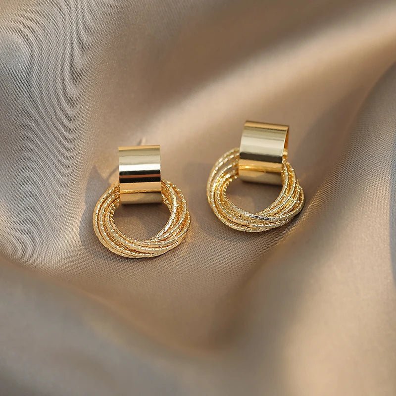 Brinco Retrô Metálico Folheado a Ouro 18k