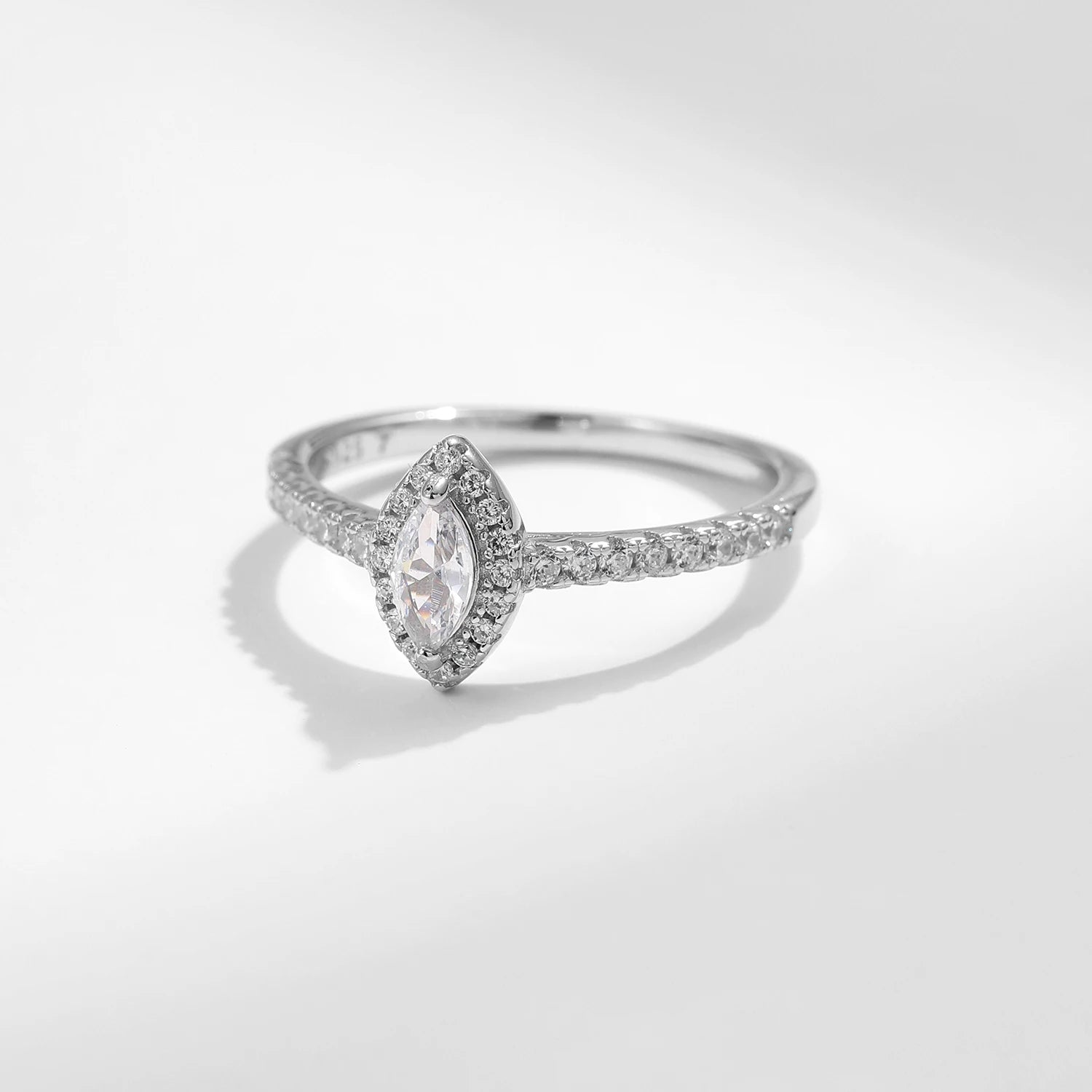Anel Solitário Gota em Prata 925 com Zircônia
