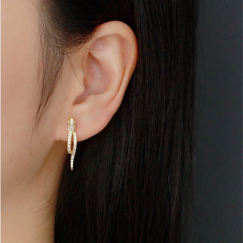 Brinco de argola cobra em prata 925 com zircônia