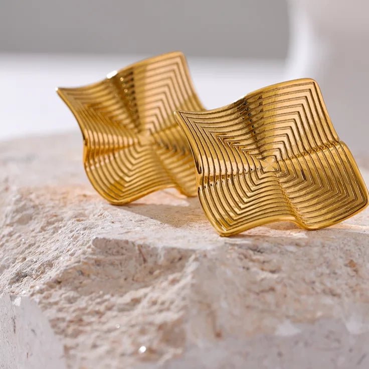 Brinco amassado dourado