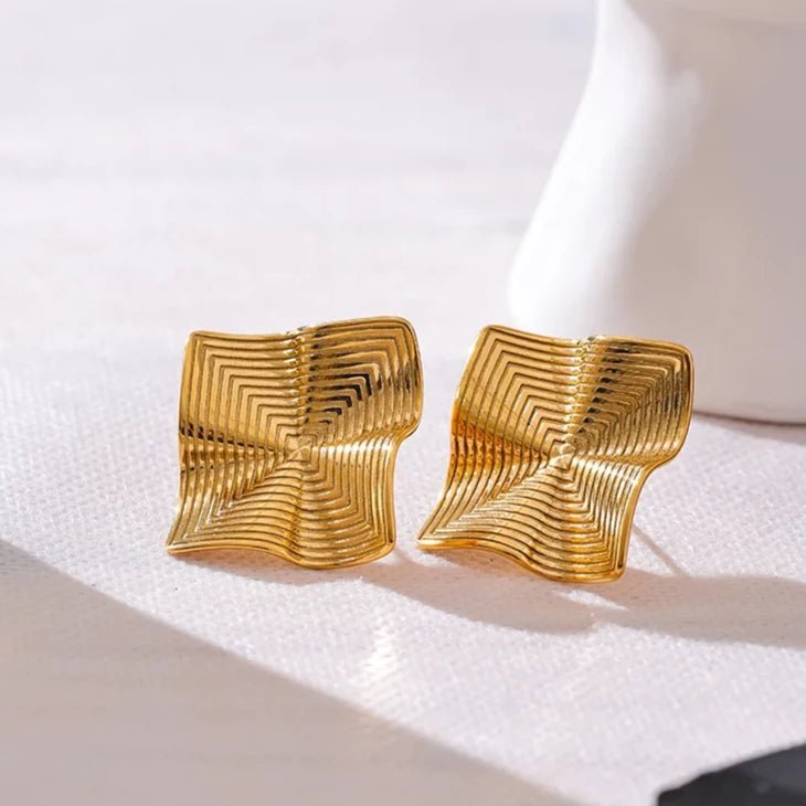 Brinco amassado dourado