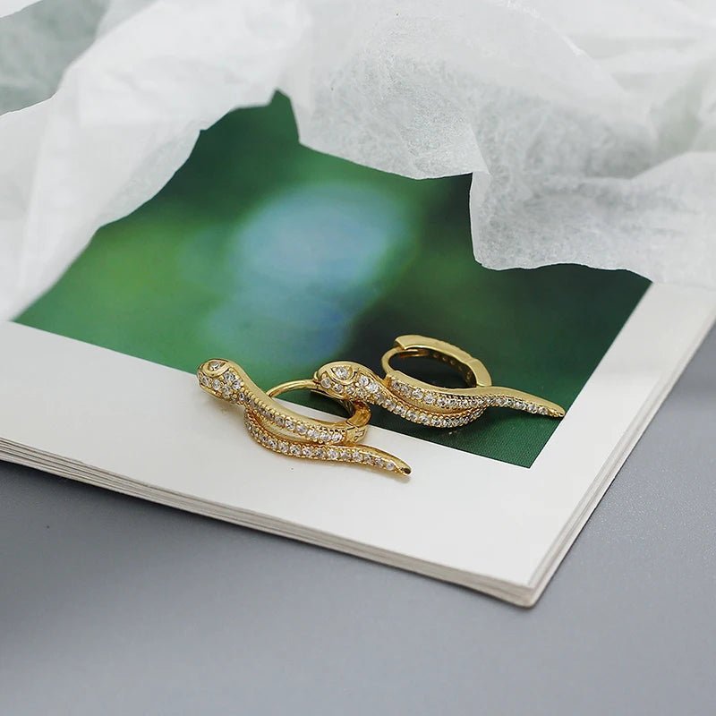 Brinco de argola cobra em prata 925 com zircônia