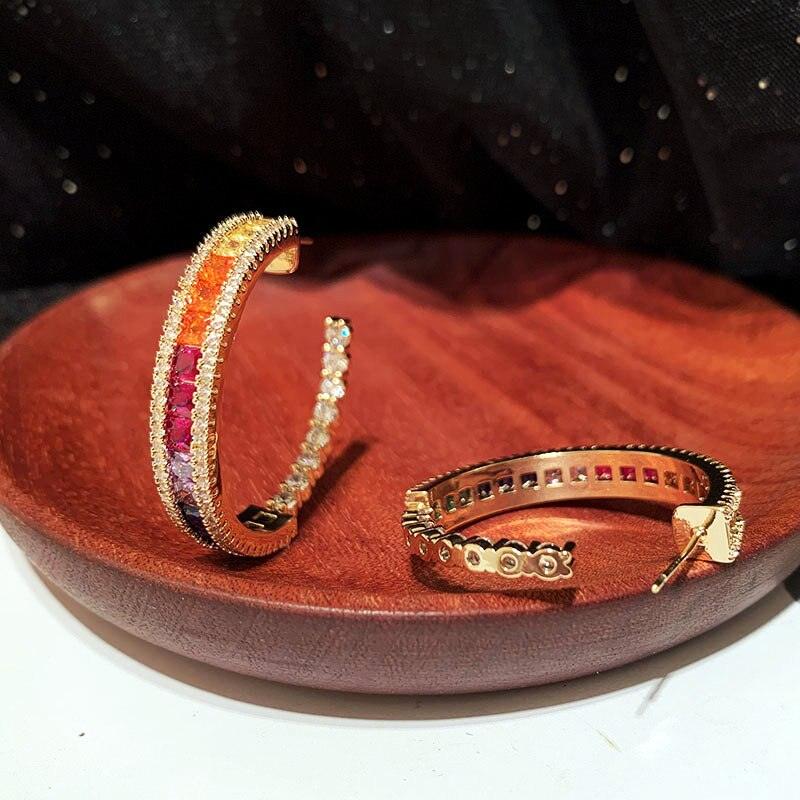 Brinco Cravejado em Zircônia Multicor