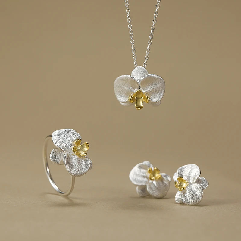 Brincos Flor em Prata 925 – Design Minimalista e Delicado