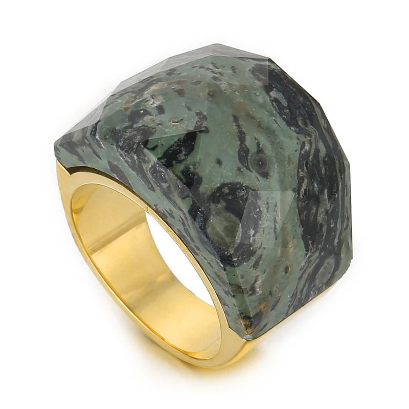 Anel Pedra Natural Grande Banhado em Ouro 18k