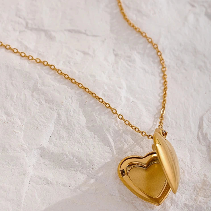 Colar Relicário Coração com Banho de Ouro
