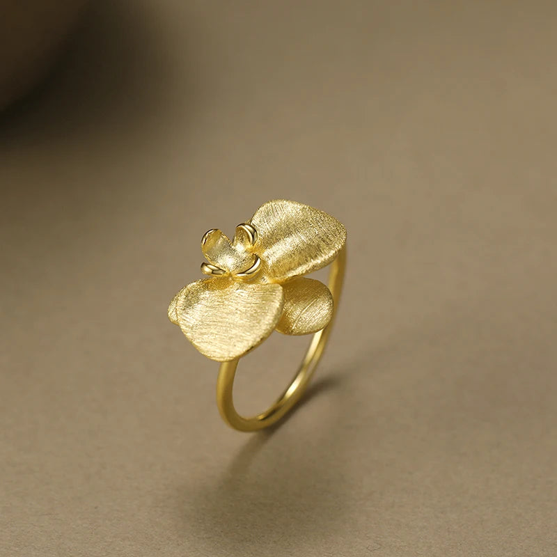 Brincos Flor em Prata 925 – Design Minimalista e Delicado