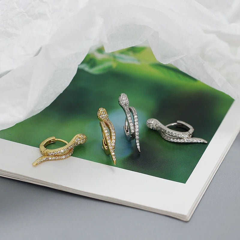 Brinco de argola cobra em prata 925 com zircônia