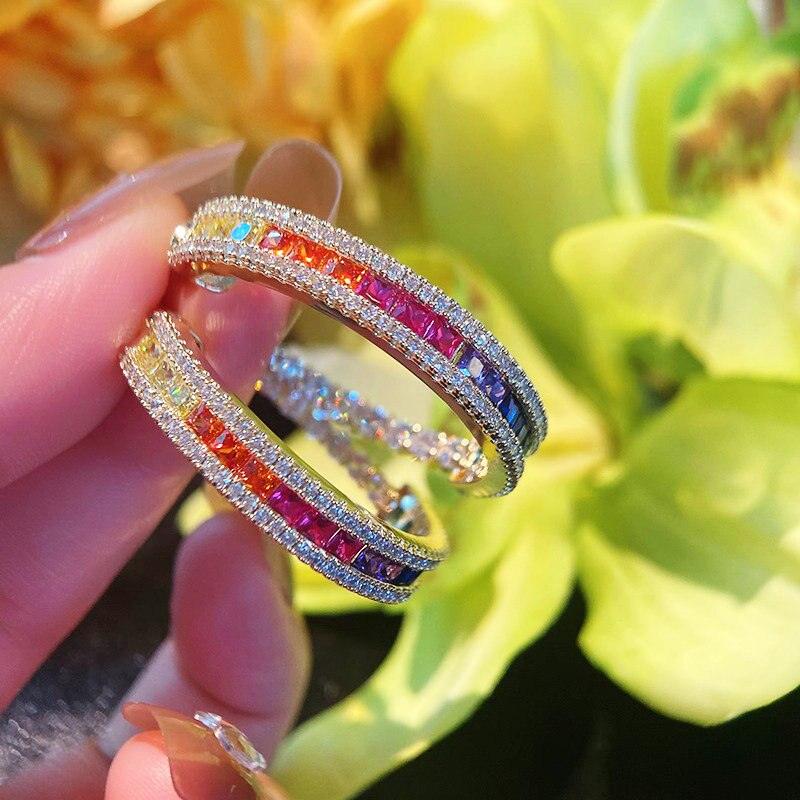 Brinco Cravejado em Zircônia Multicor