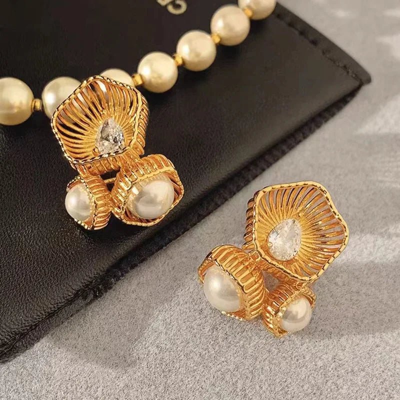 Brinco Bloom Dourado - Qestoque51 folheada a ouro da Vonn | Vonn