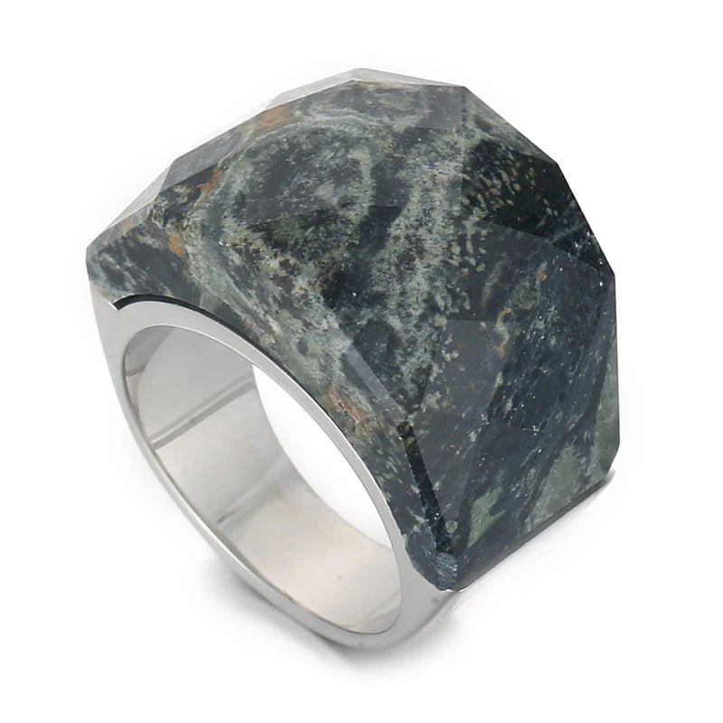 Anel Pedra Natural Grande Banhado em Ouro 18k