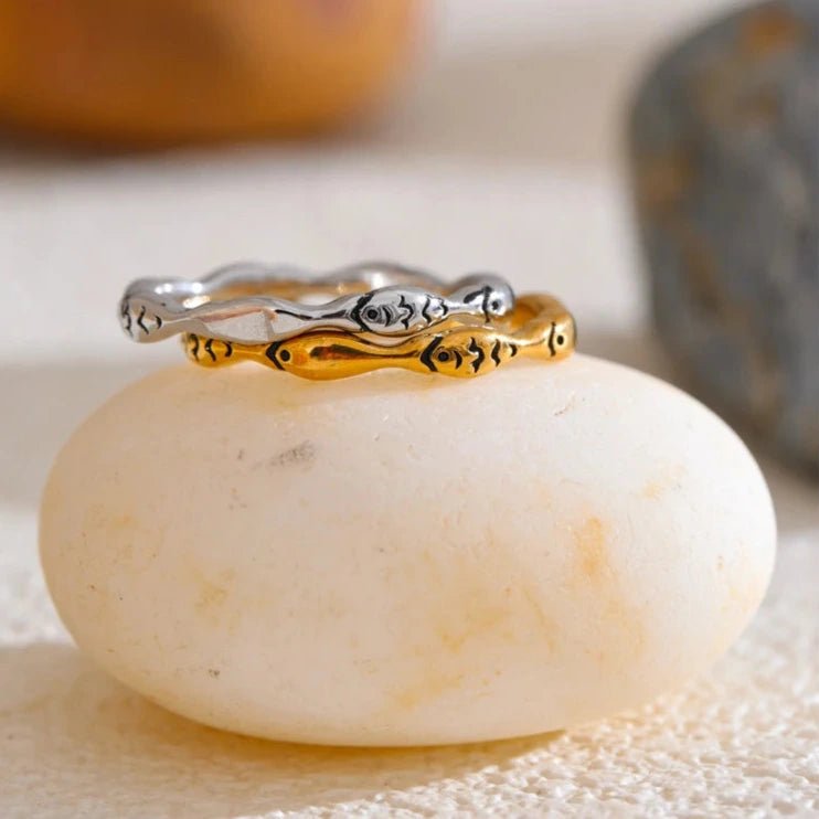 Anel Minimalista Peixe - Folheado a Ouro 18k - Amare_28 folheada a ouro da Vonn | Vonn