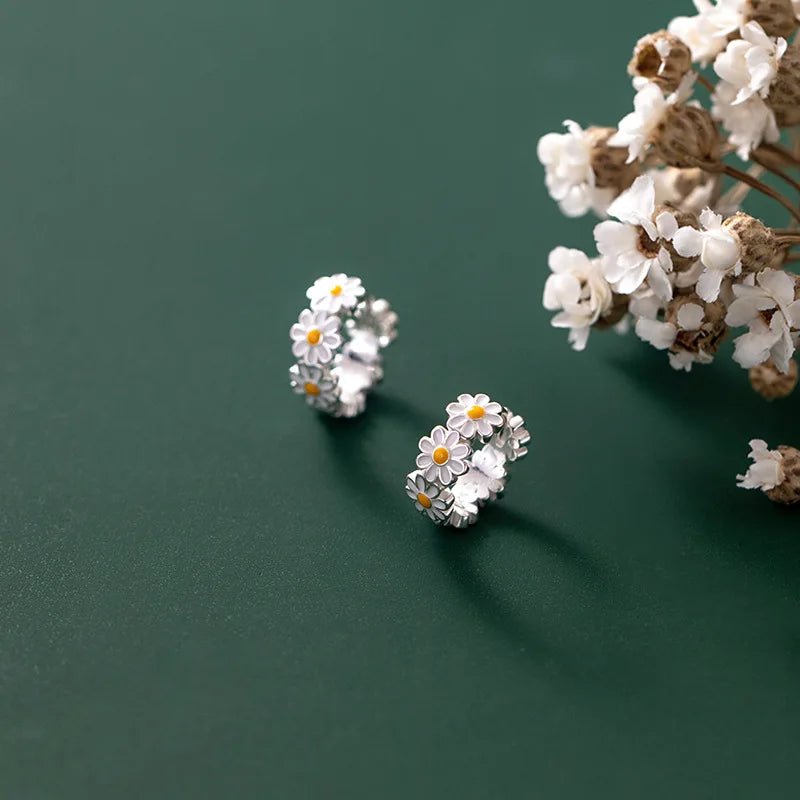 Brinco de Argola Flor de Margarida em Prata - folheada a ouro da Vonn | Vonn