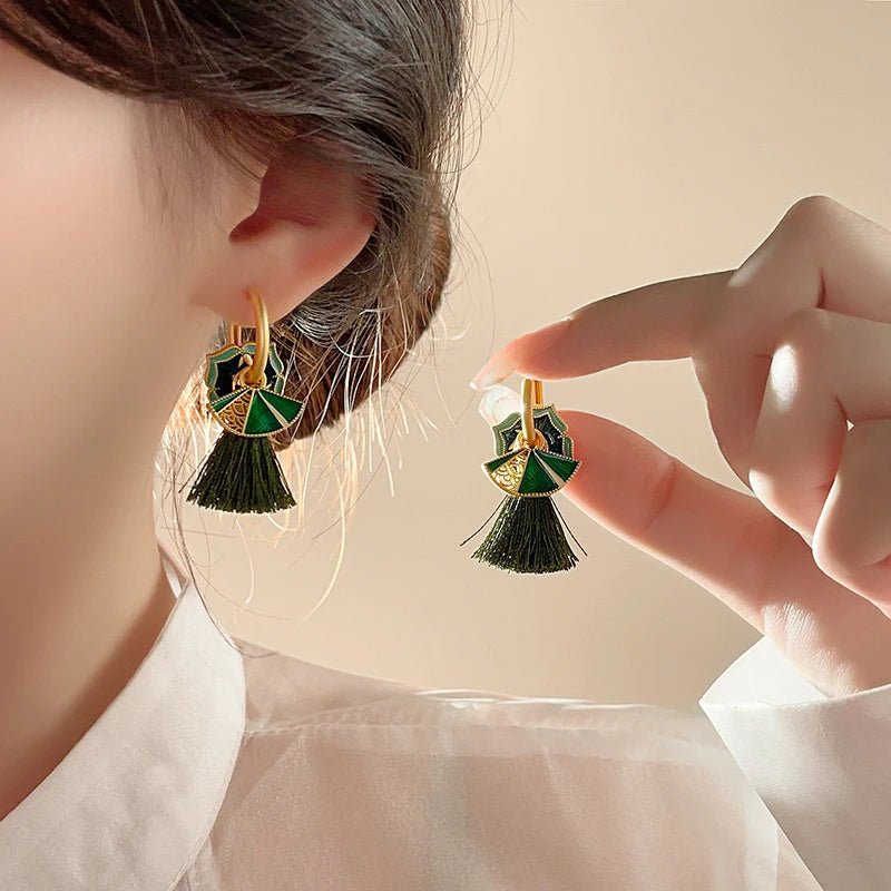 Brincos de Franjas Verde em Metal com Banho de Ouro