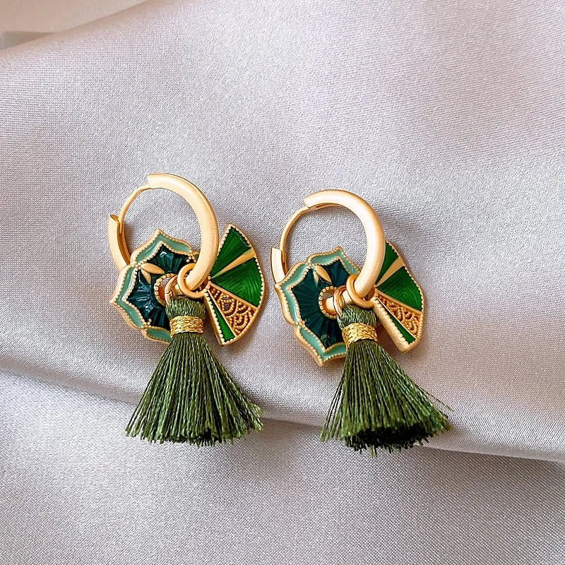 Brincos de Franjas Verde em Metal com Banho de Ouro