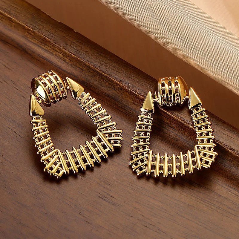 Brincos Geométricos em Metal com Banho de Ouro 18k