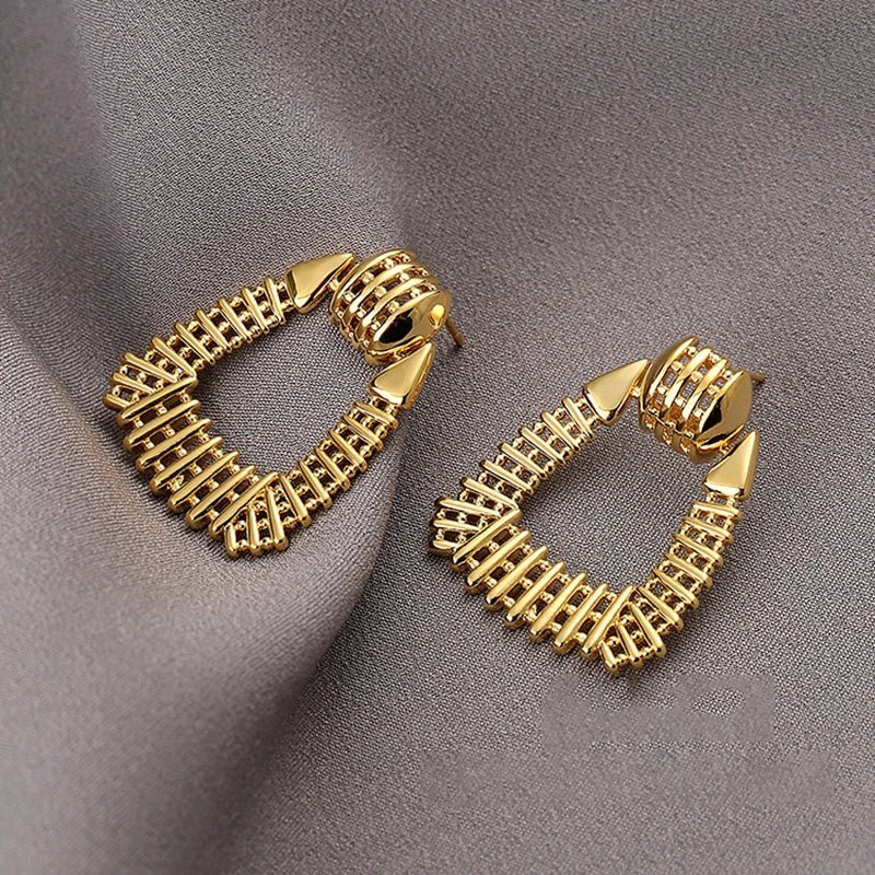 Brincos Geométricos em Metal com Banho de Ouro 18k