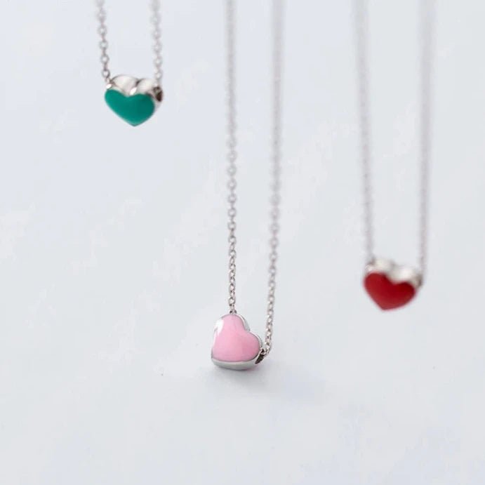 Colar de Pingente com Corações em Esmalte - folheada a ouro da Vonn | Vonn