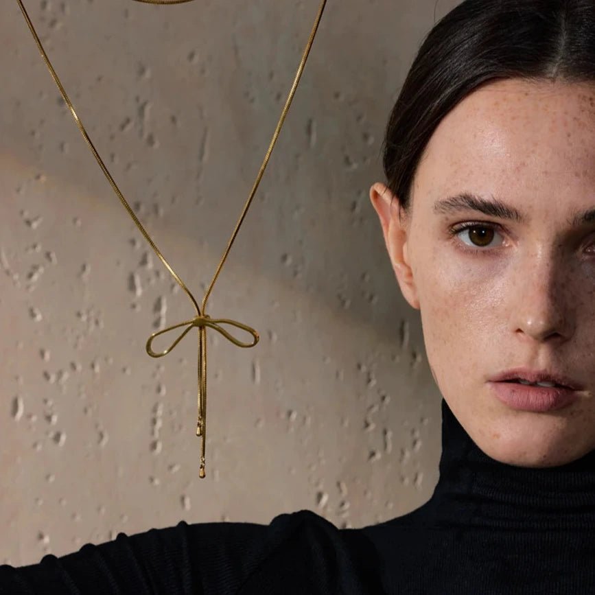 Colar Laço Dourado - Longo - Amare_54 folheada a ouro da Vonn | Vonn