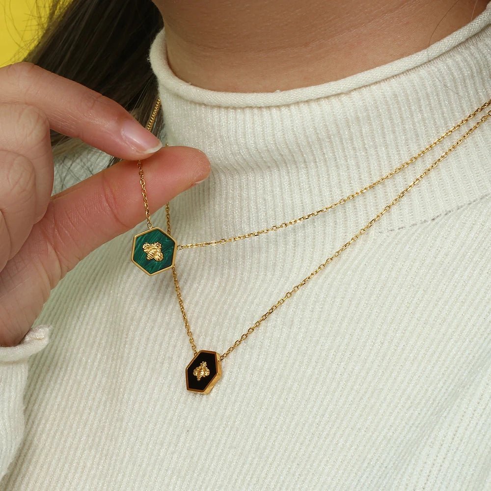 Colar Pentágono Geométrico com Banho de Ouro