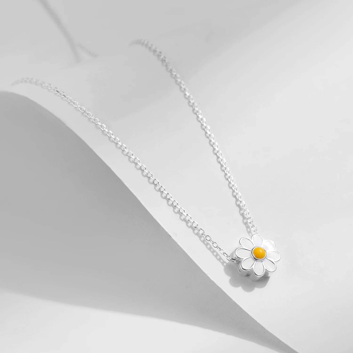 Colar com Pingente de Flor Magarida - folheada a ouro da Vonn | Vonn