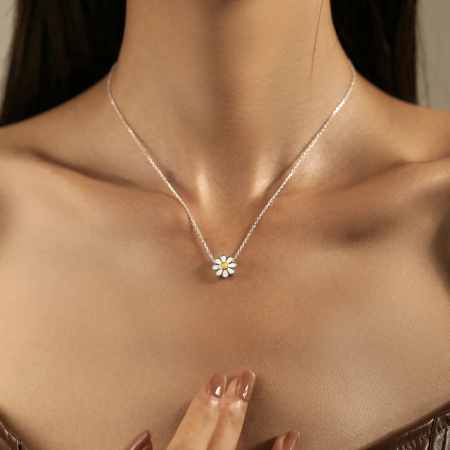 Colar com Pingente de Flor Magarida - folheada a ouro da Vonn | Vonn