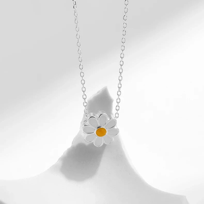 Colar com Pingente de Flor Magarida - folheada a ouro da Vonn | Vonn