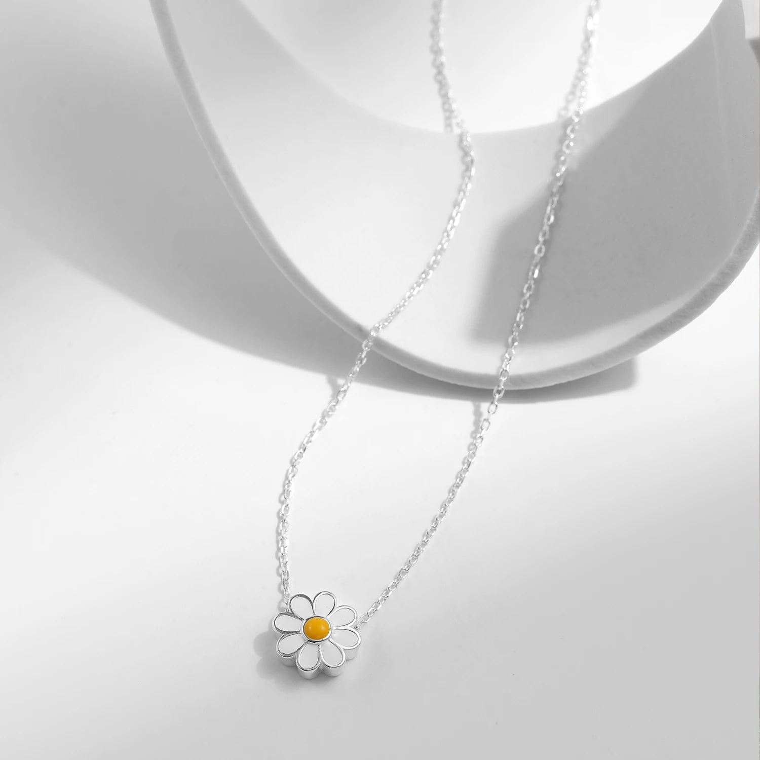 Colar com Pingente de Flor Magarida - folheada a ouro da Vonn | Vonn