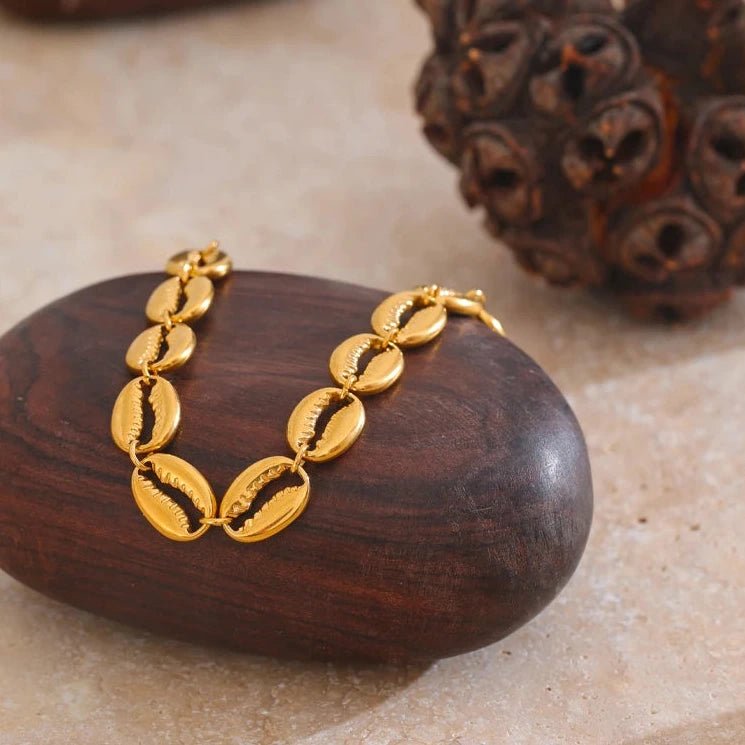 Pulseira de Concha Dourado em Aço Inoxidável com Banho de Ouro