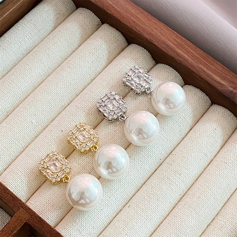 brinco-pendente-dourado-perola-uso-no-orelha